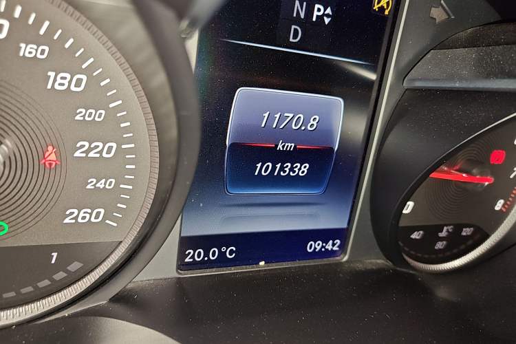 Used Mercedes-Benz GLC 2016 GLC 260 4MATIC Dynamic Edition Odometer Close Up