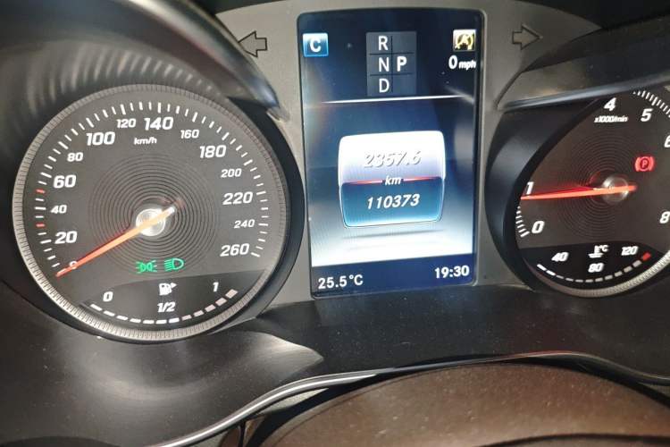 Used Mercedes-Benz GLC 2016 GLC 260 4MATIC Luxury Model Odometer Close Up