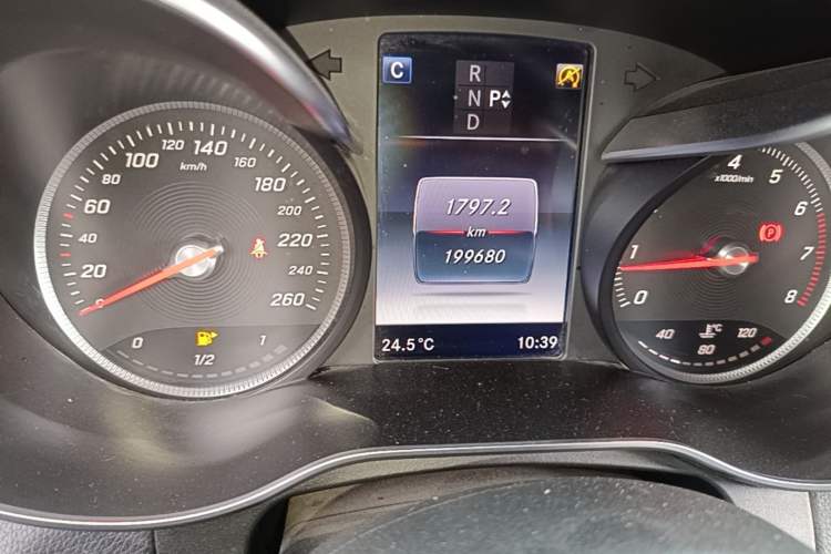 Used Mercedes-Benz GLC 2016 GLC 300 4MATIC Dynamic Model Odometer Close Up
