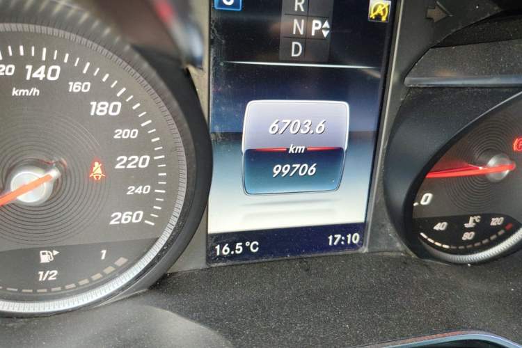 Used Mercedes-Benz GLC 2016 GLC 300 4MATIC Dynamic Model Odometer Close Up