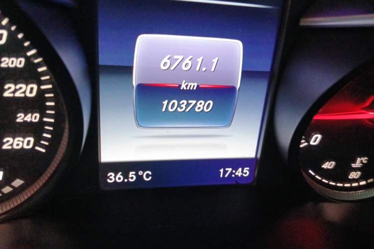 Used Mercedes-Benz GLC 2016 GLC 260 4MATIC Dynamic Edition Odometer Close Up