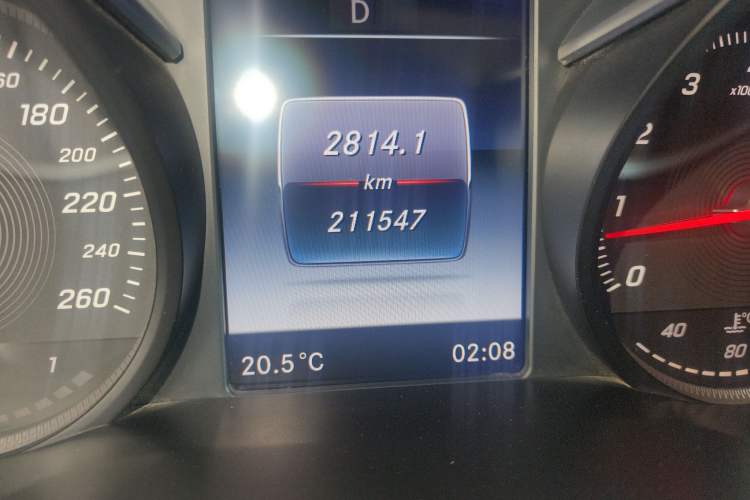 Used Mercedes-Benz GLC 2016 GLC 260 4MATIC Luxury Model Odometer Close Up