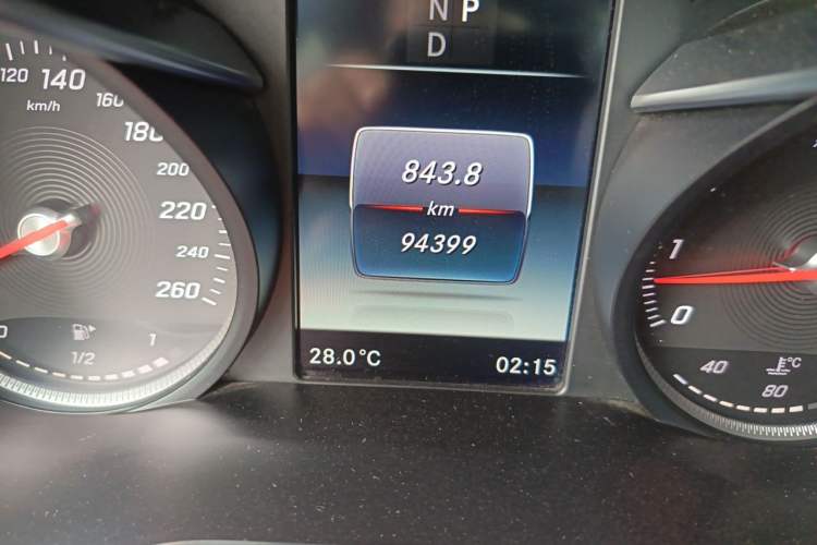 Used Mercedes-Benz GLC 2016 GLC 260 4MATIC Luxury Model Odometer Close Up