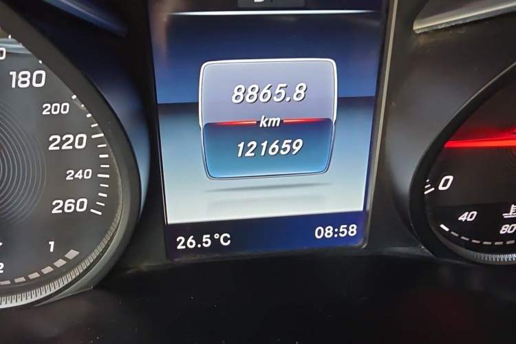 Used Mercedes-Benz GLC 2016 GLC 260 4MATIC Luxury Model Odometer Close Up