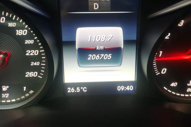 Used Mercedes-Benz GLC 2016 GLC 260 4MATIC Luxury Model Odometer Close Up