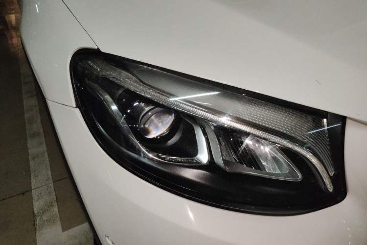 Used Mercedes-Benz GLC 2016 GLC 260 4MATIC Luxury Model Right Front Headlight