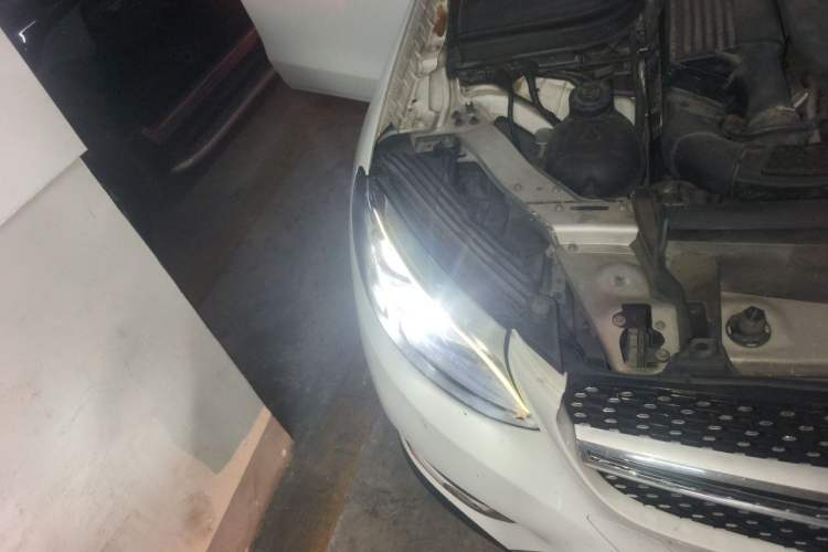 Used Mercedes-Benz GLC 2016 GLC 260 4MATIC Luxury Model Right Front Headlight