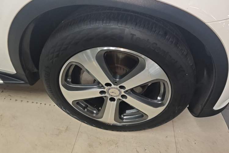 Used Mercedes-Benz GLC 2016 GLC 300 4MATIC Dynamic Model Right Front Wheel Hub