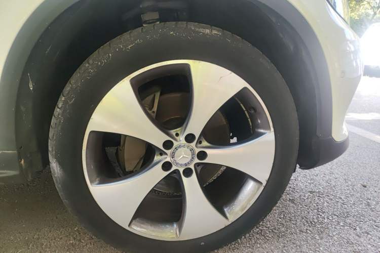 Used Mercedes-Benz GLC 2016 GLC 300 4MATIC Luxury Model Right Front Wheel Hub