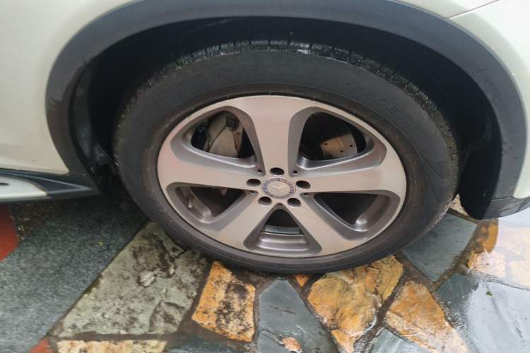 Used Mercedes-Benz GLC 2016 GLC 260 4MATIC Luxury Model Right Front Wheel Hub