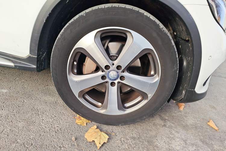 Used Mercedes-Benz GLC 2016 GLC 260 4MATIC Luxury Model Right Front Wheel Hub