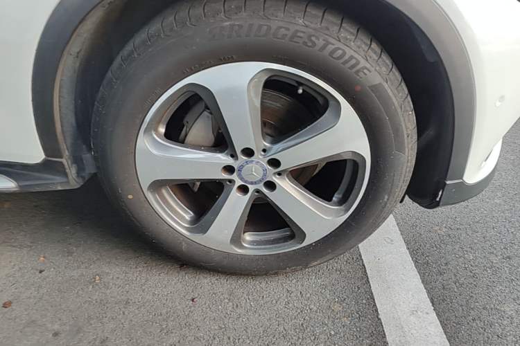 Used Mercedes-Benz GLC 2016 GLC 300 4MATIC Dynamic Model Right Front Wheel Hub