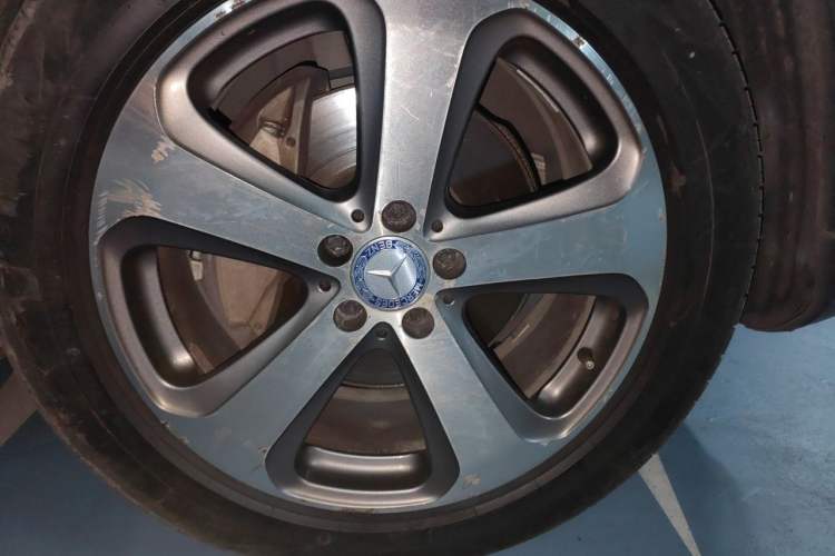 Used Mercedes-Benz GLC 2016 GLC 300 4MATIC Dynamic Model Right Front Wheel Hub