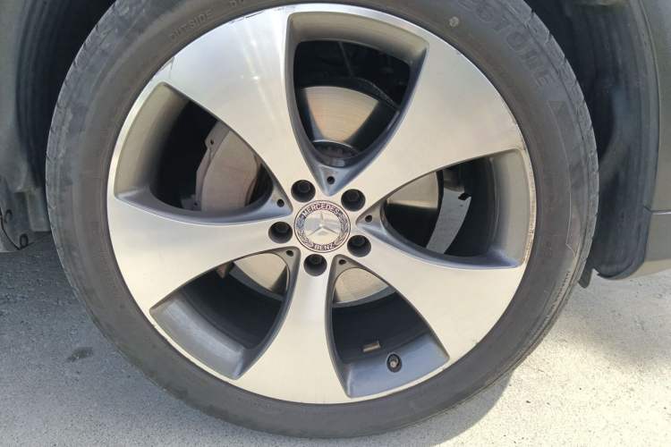 Used Mercedes-Benz GLC 2016 GLC 300 4MATIC Luxury Model Right Front Wheel Hub