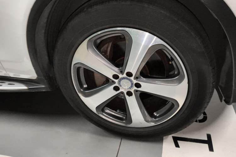 Used Mercedes-Benz GLC 2016 GLC 260 4MATIC Luxury Model Right Front Wheel Hub