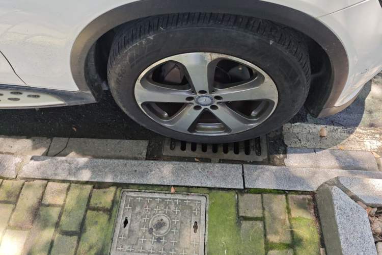 Used Mercedes-Benz GLC 2016 GLC 300 4MATIC Dynamic Model Right Front Wheel Hub