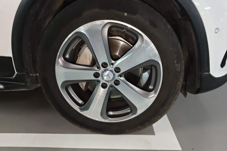 Used Mercedes-Benz GLC 2016 GLC 300 4MATIC Dynamic Model Right Front Wheel Hub