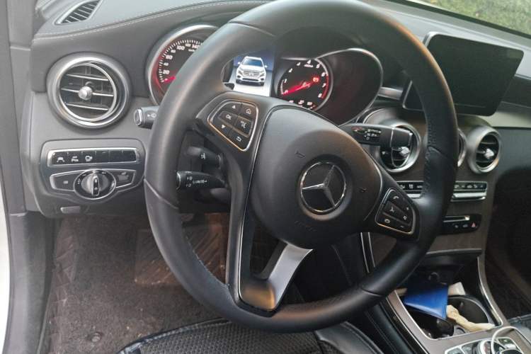 Used Mercedes-Benz GLC 2016 GLC 300 4MATIC Dynamic Model Steering Wheel