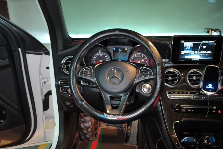 Used Mercedes-Benz GLC 2016 GLC 260 4MATIC Luxury Model Steering Wheel