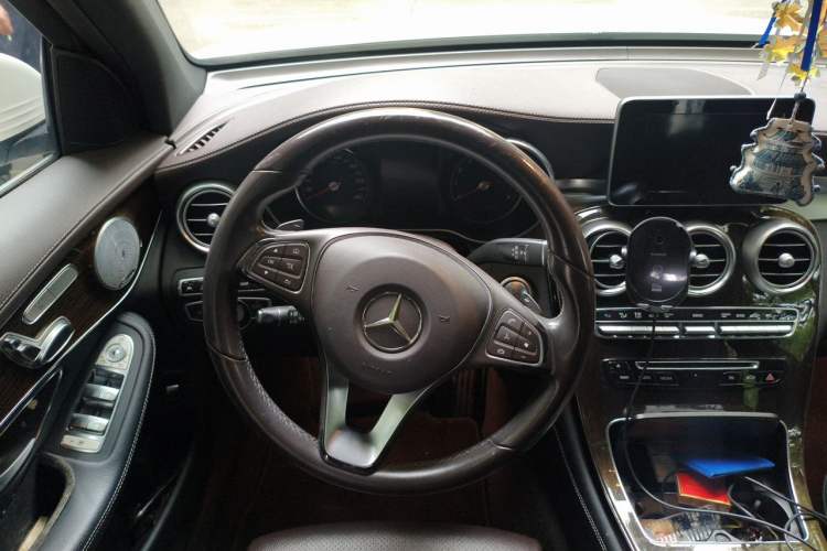 Used Mercedes-Benz GLC 2016 GLC 260 4MATIC Luxury Model Steering Wheel