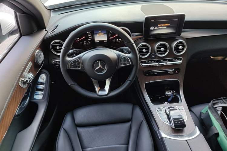 Used Mercedes-Benz GLC 2016 GLC 300 4MATIC Dynamic Model Steering Wheel