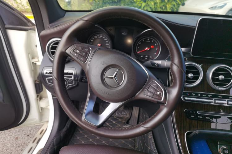 Used Mercedes-Benz GLC 2016 GLC 260 4MATIC Luxury Model Steering Wheel