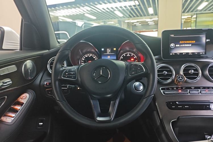 Used Mercedes-Benz GLC 2016 GLC 300 4MATIC Dynamic Model Steering Wheel