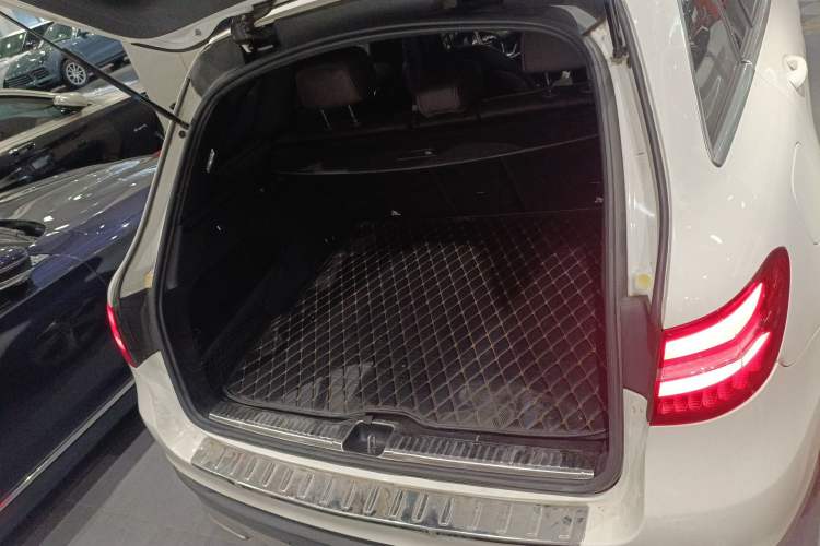 Used Mercedes-Benz GLC 2016 GLC 300 4MATIC Dynamic Model Trunk
