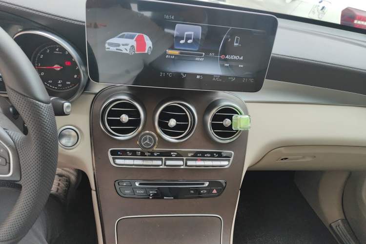Used Mercedes-Benz GLC 2017 GLC 300 4MATIC Sport Edition Audio And AC Panel