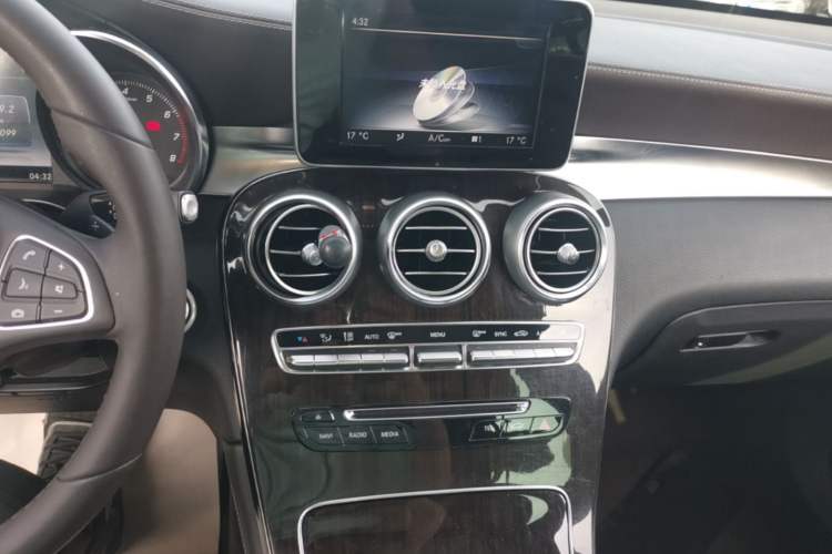 Used Mercedes-Benz GLC 2017 GLC 260 4MATIC Dynamic Edition Audio And AC Panel