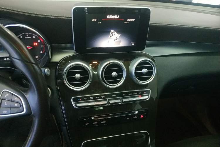 Used Mercedes-Benz GLC 2017 GLC 260 4MATIC Dynamic Edition Audio And AC Panel