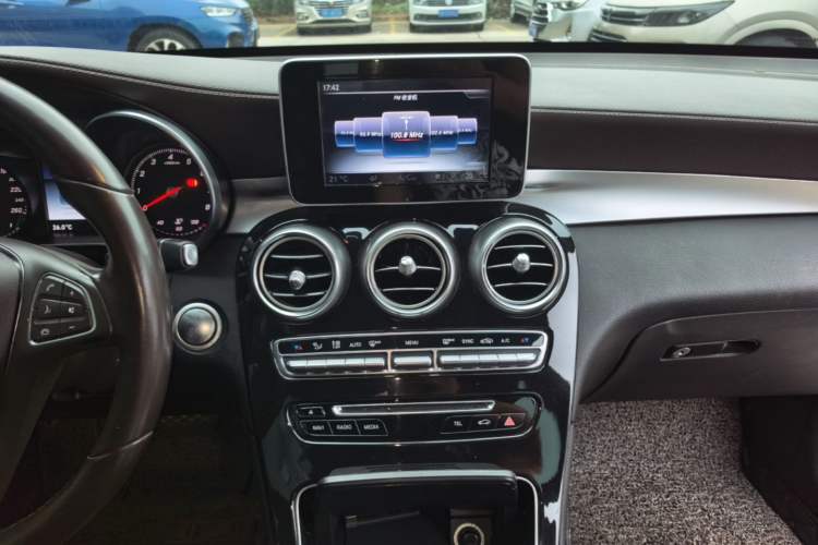 Used Mercedes-Benz GLC 2017 GLC 260 4MATIC Dynamic Edition Audio And AC Panel