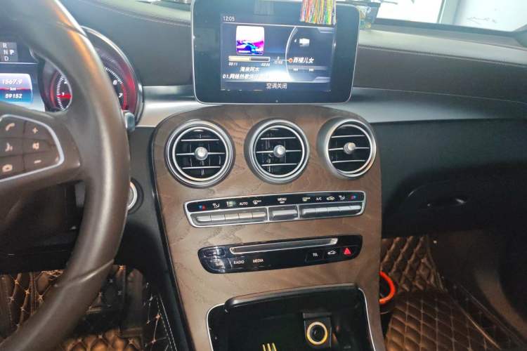 Used Mercedes-Benz GLC 2017 GLC 300 4MATIC Sport Edition Audio And AC Panel