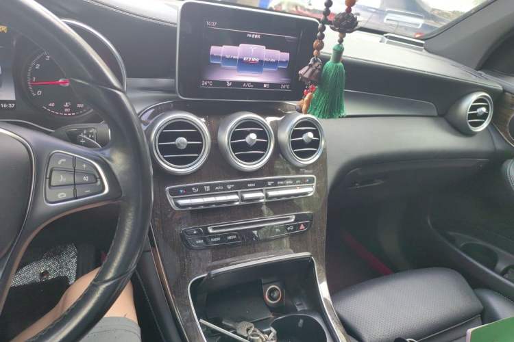 Used Mercedes-Benz GLC 2017 GLC 260 4MATIC Dynamic Edition Audio And AC Panel