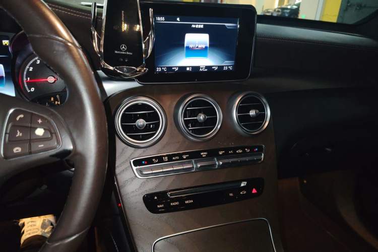 Used Mercedes-Benz GLC 2017 GLC 300 4MATIC Sport Edition Audio And AC Panel