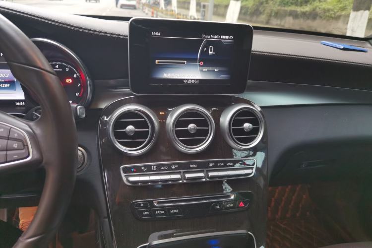 Used Mercedes-Benz GLC 2017 GLC 260 4MATIC Dynamic Edition Audio And AC Panel