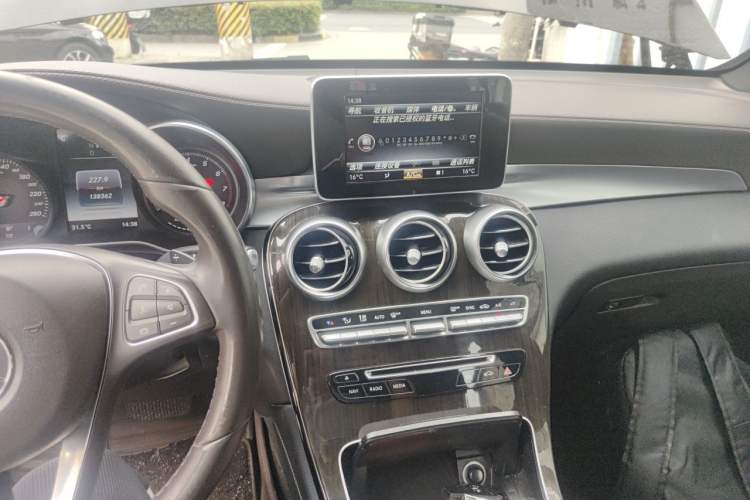 Used Mercedes-Benz GLC 2017 GLC 260 4MATIC Dynamic Edition Audio And AC Panel