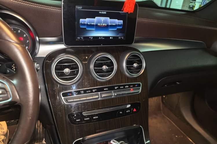 Used Mercedes-Benz GLC 2017 GLC 260 4MATIC Dynamic Edition Audio And AC Panel