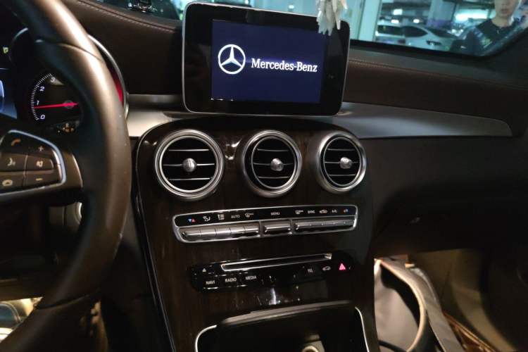 Used Mercedes-Benz GLC 2017 GLC 260 4MATIC Dynamic Edition Audio And AC Panel