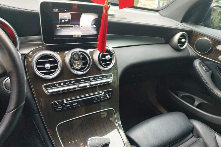 Used Mercedes-Benz GLC 2017 GLC 260 4MATIC Dynamic Edition Audio And AC Panel