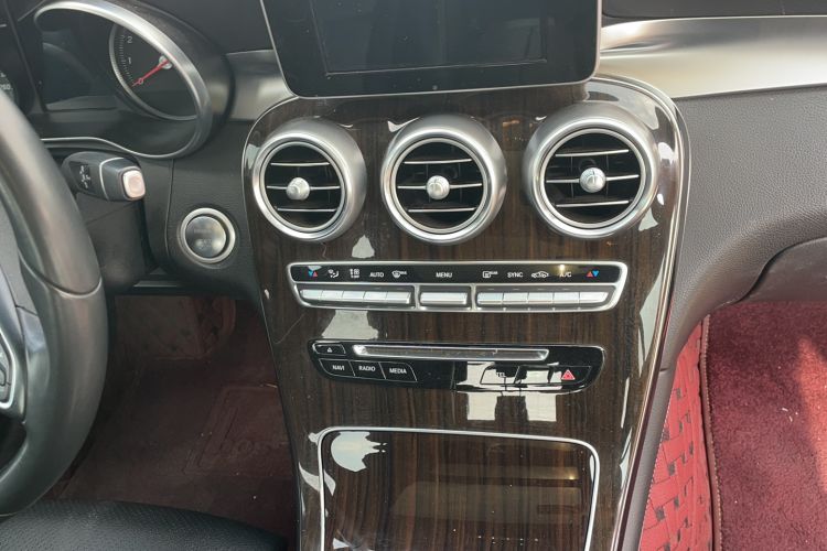 Used Mercedes-Benz GLC 2017 GLC 260 4MATIC Dynamic Edition Audio And AC Panel