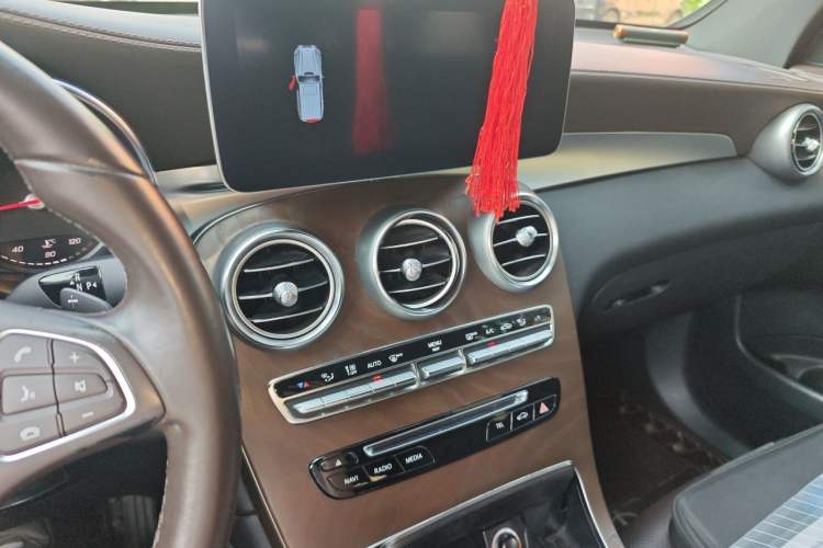 Used Mercedes-Benz GLC 2017 GLC 300 4MATIC Sport Edition Audio And AC Panel