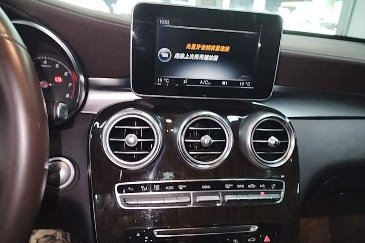 Used Mercedes-Benz GLC 2017 GLC 260 4MATIC Dynamic Edition Audio And AC Panel
