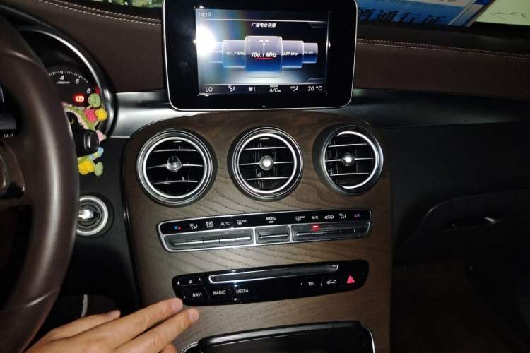 Used Mercedes-Benz GLC 2017 GLC 300 4MATIC Sport Edition Audio And AC Panel