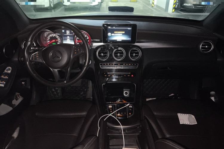 Used Mercedes-Benz GLC 2017 GLC 260 4MATIC Dynamic Edition Center Console