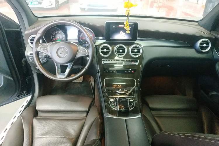 Used Mercedes-Benz GLC 2017 GLC 260 4MATIC Dynamic Edition Center Console