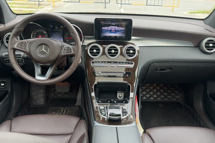 Used Mercedes-Benz GLC 2017 GLC 260 4MATIC Dynamic Edition Center Console