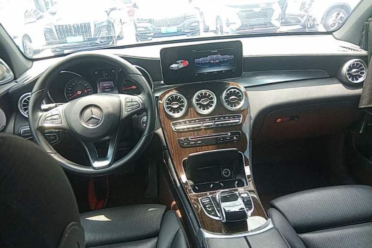 Used Mercedes-Benz GLC 2017 GLC 260 4MATIC Dynamic Edition Center Console