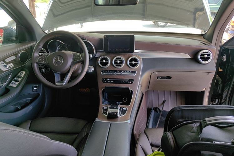 Used Mercedes-Benz GLC 2017 GLC 300 4MATIC Sport Edition Center Console