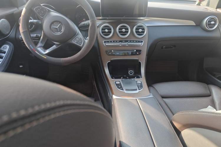 Used Mercedes-Benz GLC 2017 GLC 260 4MATIC Luxury Model Center Console